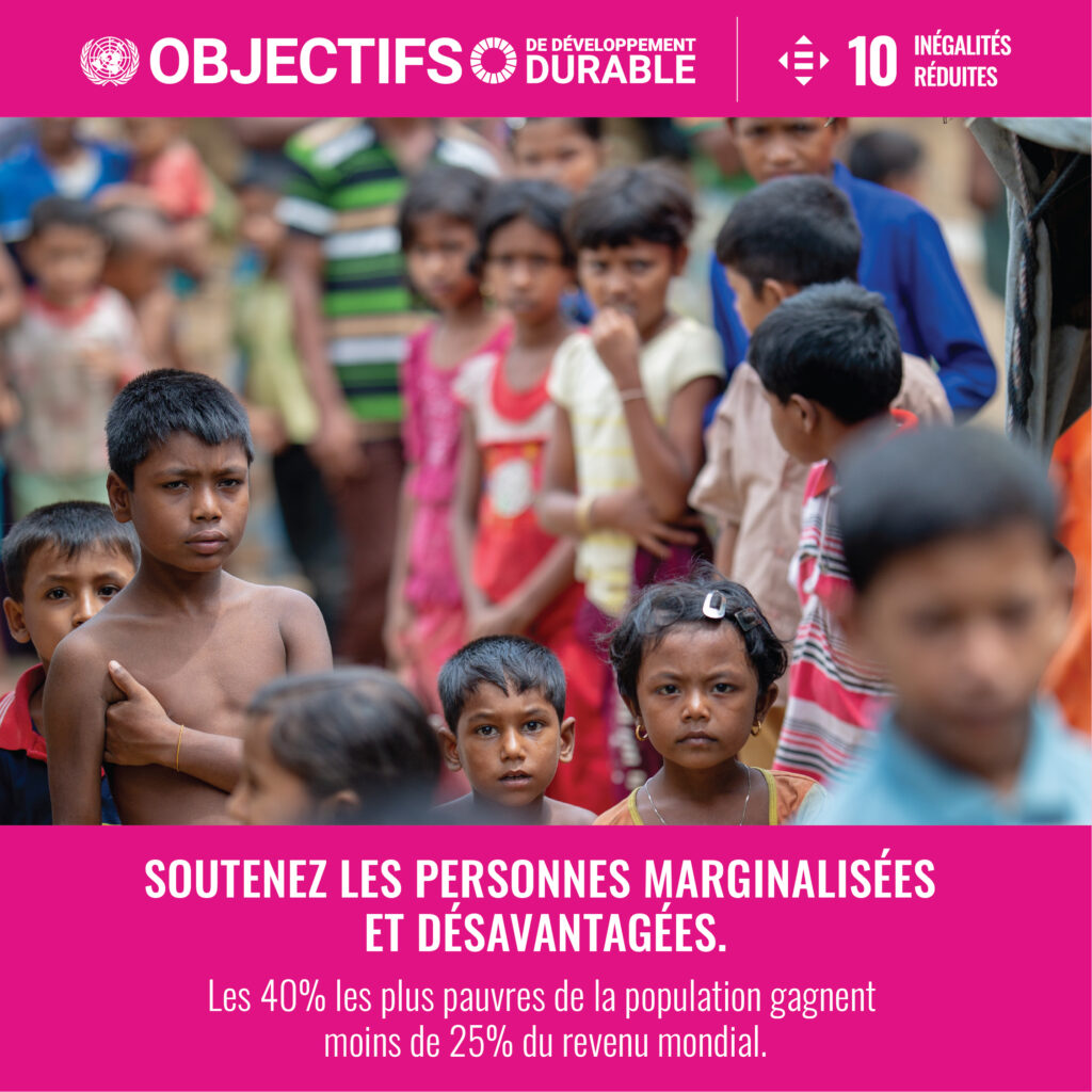 un groupe d'enfants ce tienne la debout, la mine triste, l'air affamé regardent tous vers l'objectif.
