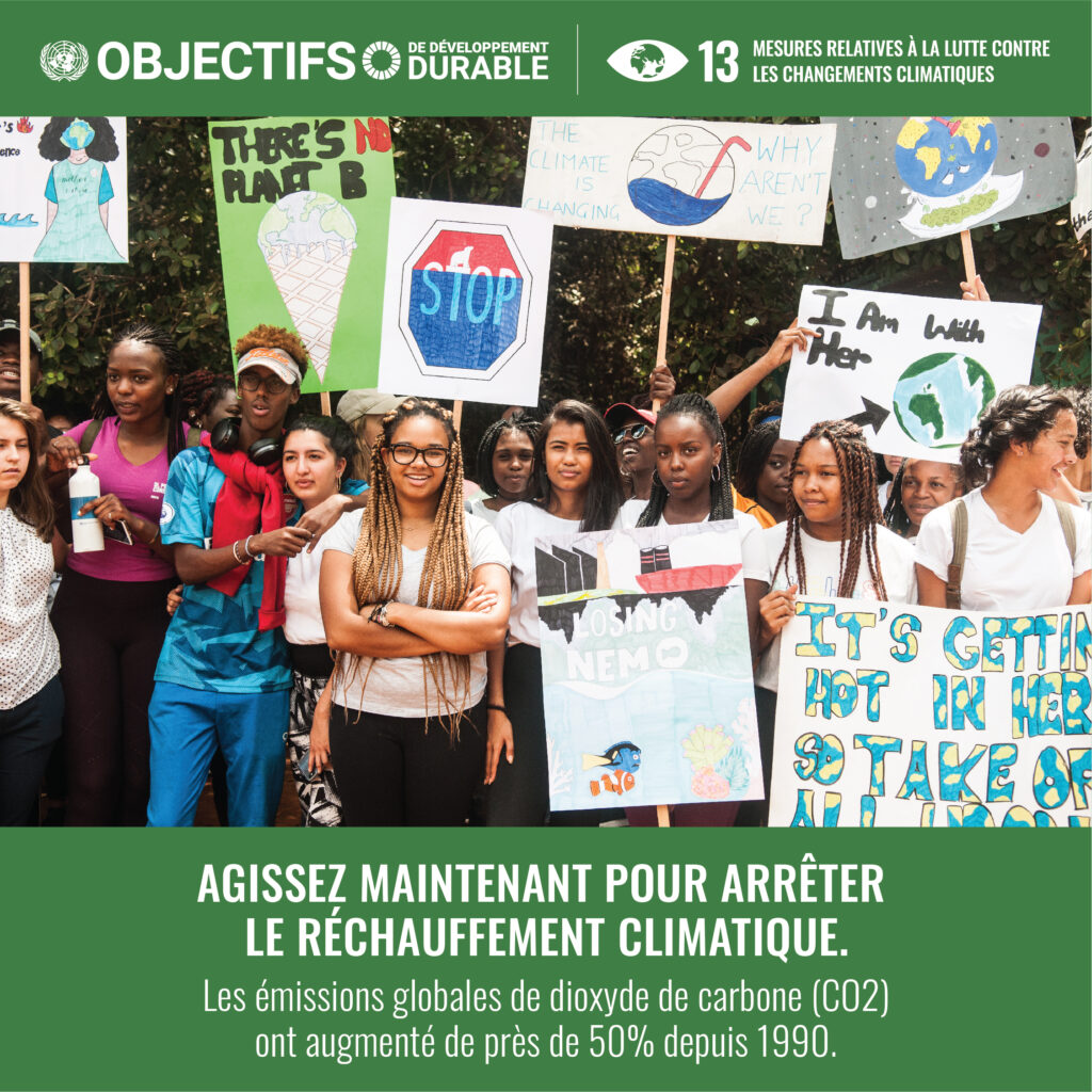Un groupe de femmes manifeste contre le réchauffement climatique, elles tiennent des banderoles.