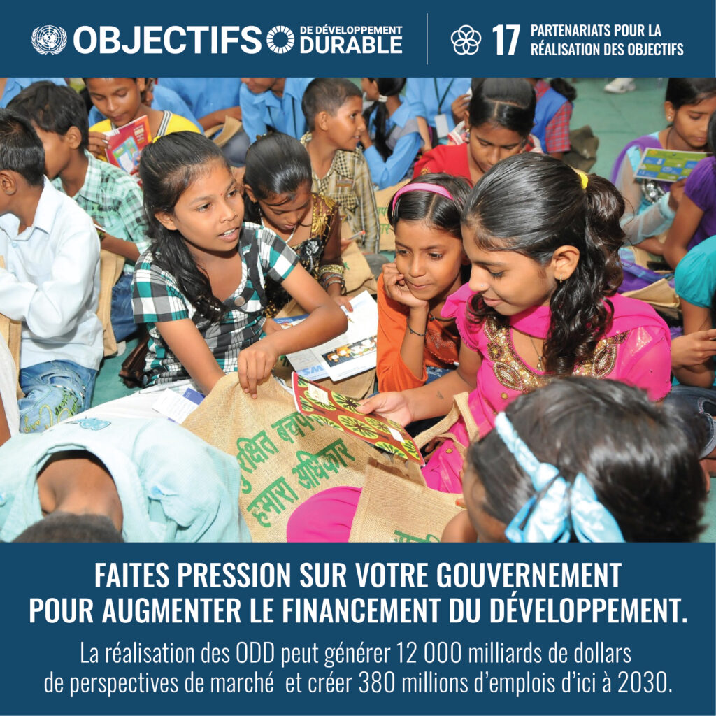 Une petite fille réfugiée de guerre, recevant un sac don alimentaire