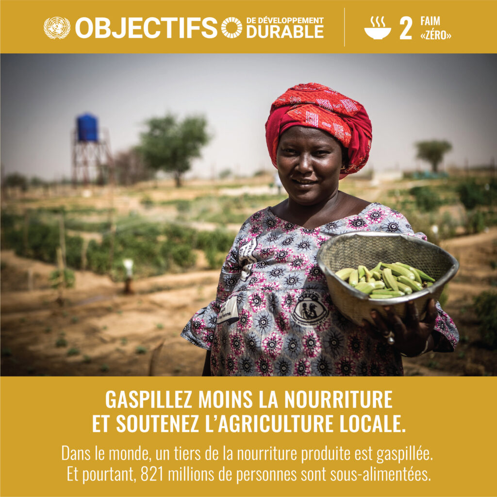 une femme tien un plat de gombo quel vient de cueillir