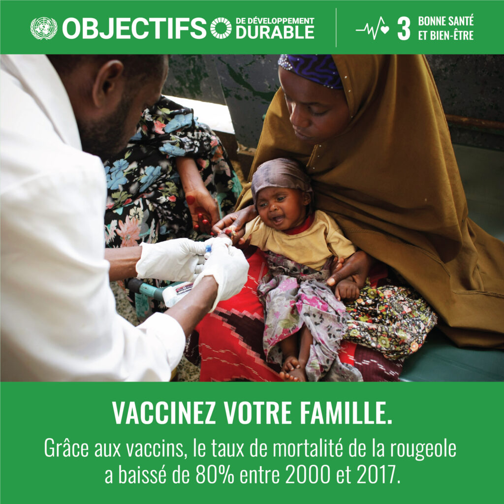 une femme tenant son bébé dans ses bras pendant qu'un infirmier le vaccine.