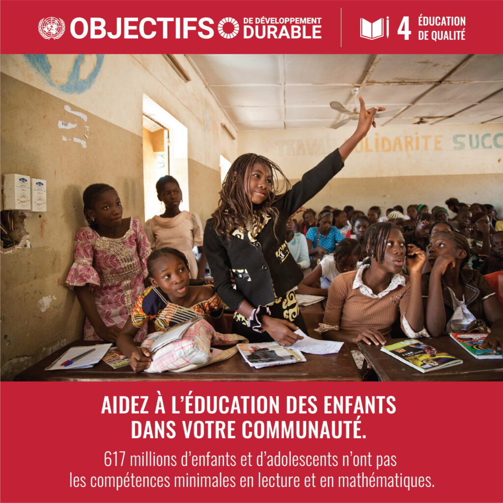 Un groupe d'enfants dans une salle de cours, ils ont l'air heureux d'apprendre certain lève la main pour participer