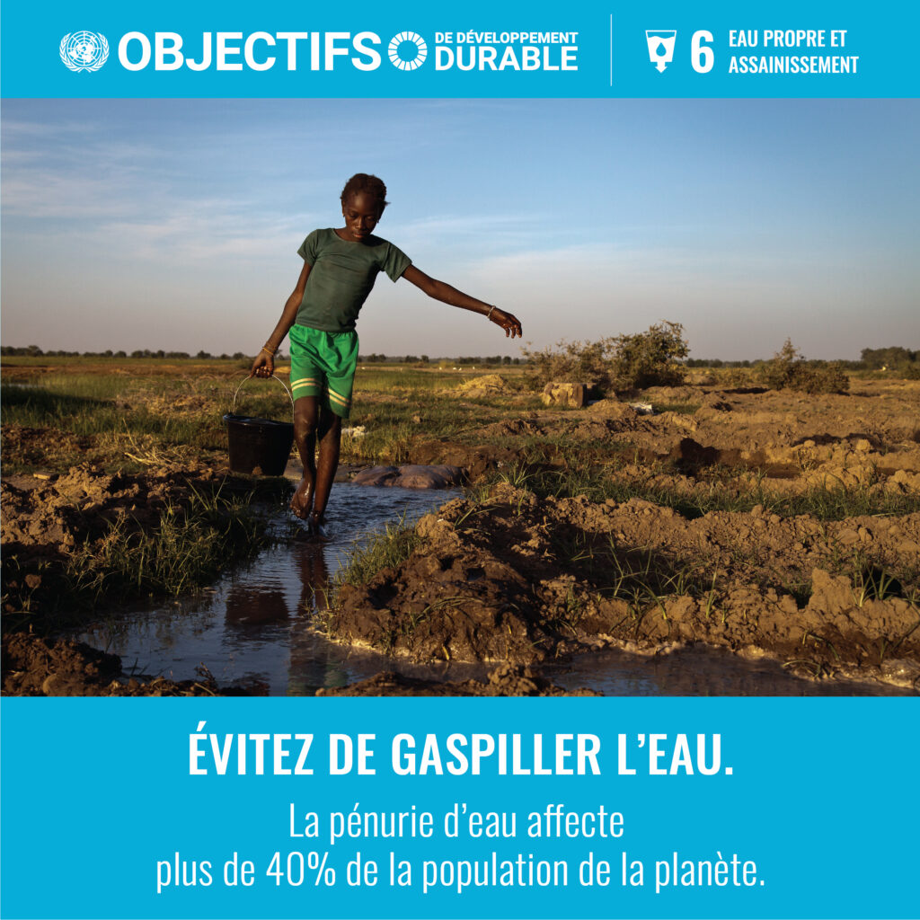 jeune fille portant un sceau d'eau sur un terrain escarpé